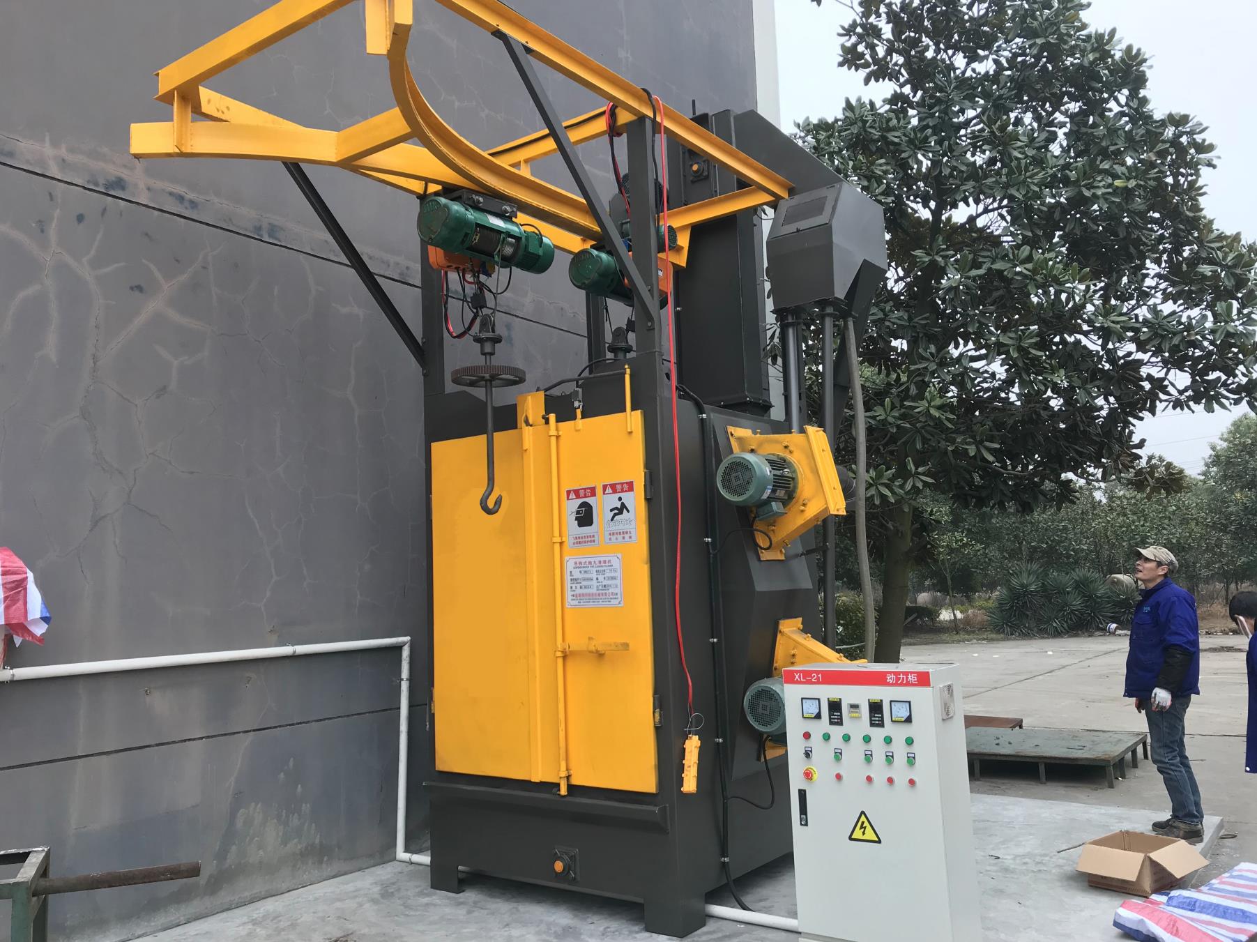 江蘇拋丸機除銹設(shè)備 雙吊鉤式拋丸機是如何工作的?