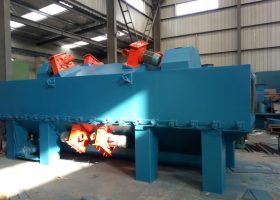 江蘇拋丸機除銹設備 山西拋丸機:剛裝車完畢,將一臺鋼結構通過式拋丸機發往山西